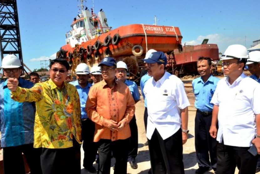 Menteri Perindustrian Saleh Husin mendengarkan penjelasan Direktur Industri  Alat Transportasi Darat selaku Komisari PT Industri Kapal Indonesia (IKI) Soerjono mengenai proses produksi kapal disaksikan Dirut PT IKI Saiful Abdat Bandung Bismoro di Makassar,