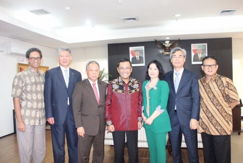 Menteri Perindustrian Saleh Husin berbincang dengan Duta Besar Kehormatan Jeju Island, Korea Selatan, Rokhmin Dahuri, di Kementerian Perindustrian, Jakarta, 28 Januari 2016. 