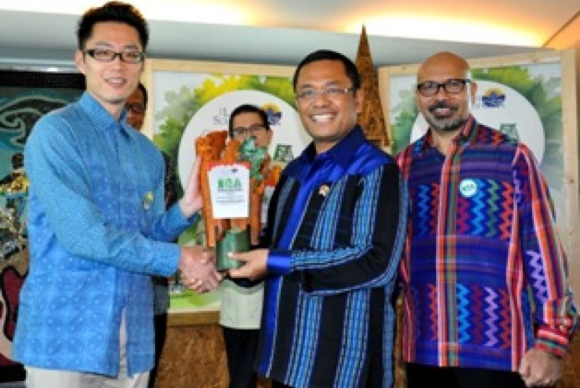 Menteri Perindustrian Saleh Husin menyerahkan  Indonesia  Green Award 2015 kepada PT Sharp yang diterima oleh Brand Strategy Group GM  PT SEID, Haruhiko Sano  di dampingi Chairman The La Tofi School of CSR