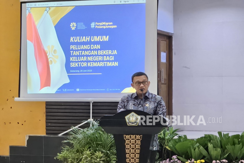Menteri Perlindungan Pekerja Migran Indonesia (P2MI) Abdul Kadir Karding memberikan kuliah umum di Universitas AMNI Semarang, Jawa Tengah, Kamis (26/6/2025).