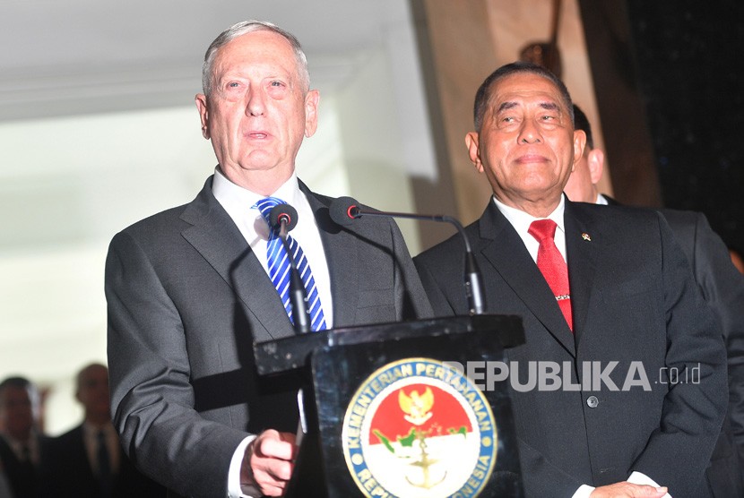 Menteri Pertahanan Amerika Serikat James Mattis (kiri) bersama Menteri Pertahanan Ryamizard Ryacudu (kanan) memberikan keterangan pers usai pertemuan bilateral di kantor Kementerian Pertahanan, Jakarta, Selasa (23/1).