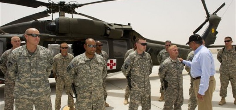 Menteri Pertahanan AS, Leon Panetta, ketika bertemu sebagian pasukan AS di Afghanistan pada bulan ini.