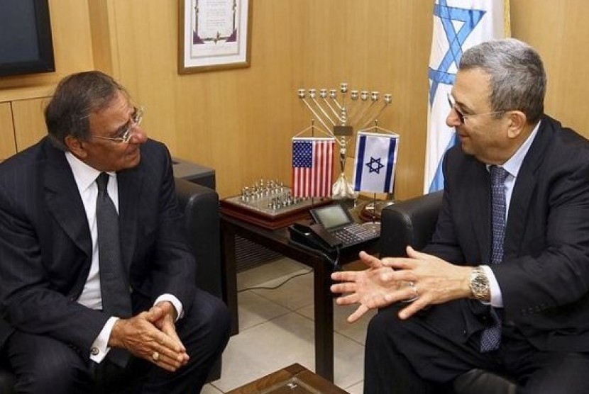 Menteri Pertahanan AS, Leon Panetta (kiri) dan Menhan Israel, Ehud Barak (kanan).