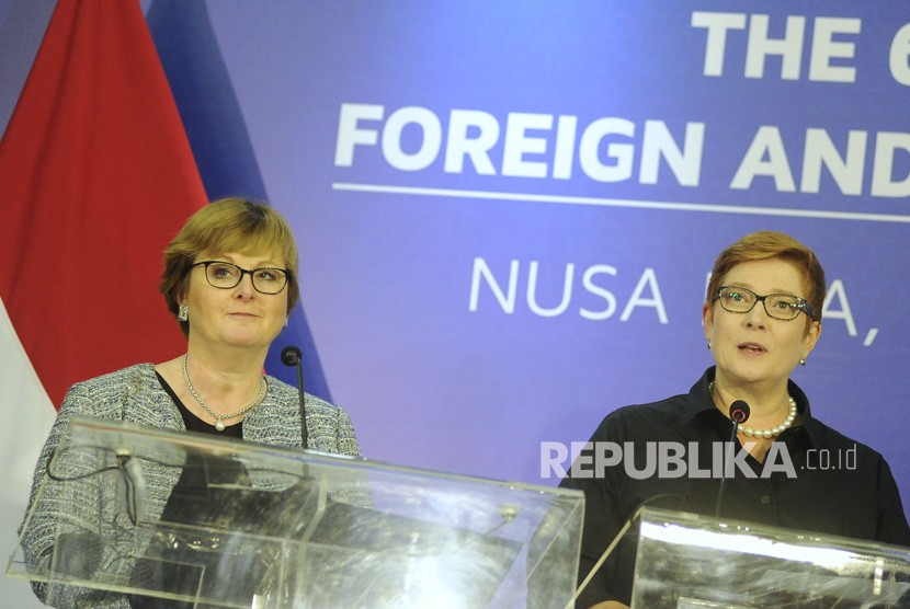 Menteri Pertahanan Australia Linda Reynolds (kiri) dan Menteri Luar Negeri Australia Marise Payne (kanan) memberikan keterangan saat pertemuan bilateral dengan Menhan dan Menlu RI di Nusa Dua, Badung, Bali, Jumat (6/12/2019). 
