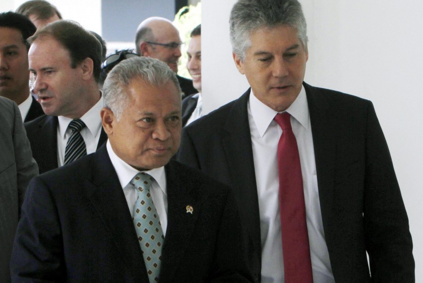 Menteri Pertahanan Australia, Stephen Smith (kanan) bersama Menteri Pertahanan RI, Purnomo Yusdiantoro (kiri)