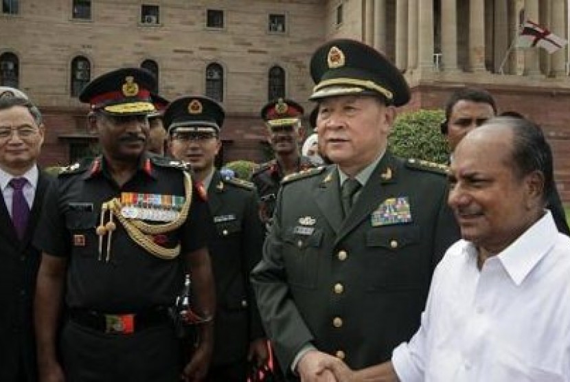 Menteri Pertahanan Cina, Liang Guanglie, (tengah) berjabat tangan dengan Menteri Pertahanan India, A.K Antony di New Delhi, India.