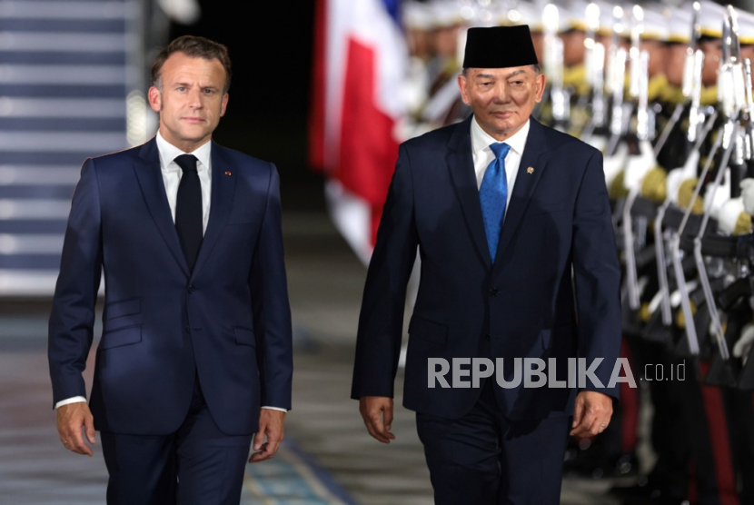 Menteri Pertahanan Indonesia Sjafrie Sjamsoeddin (kanan) menyambut Presiden Prancis Emmanuel Macron (kiri) saat tiba di Pangkalan Angkatan Udara Halim Perdanakusuma di Jakarta, Indonesia, Selasa, 27 Mei 2025. Presiden Prancis melanjutkan lawatannya ke Asia Tenggara dengan kunjungan kenegaraan ke Indonesia dari 27 hingga 29 Mei 2025.