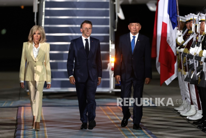 Menteri Pertahanan Indonesia Sjafrie Sjamsoeddin (kanan) menyambut Presiden Prancis Emmanuel Macron (tengah) dan istrinya Brigitte Macron (kiri) saat tiba di Pangkalan Angkatan Udara Halim Perdanakusuma di Jakarta, Indonesia, Selasa, 27 Mei 2025. Presiden Prancis melanjutkan lawatannya ke Asia Tenggara dengan kunjungan kenegaraan ke Indonesia dari 27 sampai 29 Mei 2025. 