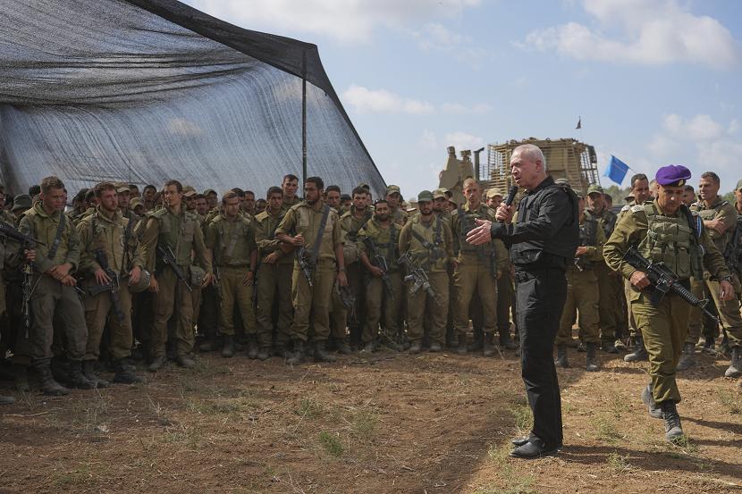 Menteri Pertahanan Israel Yoav Gallant mengunjungi pasukan negaranya yang ditempatkan di dekat perbatasan Jalur Gaza, Kamis (19/10/2023).