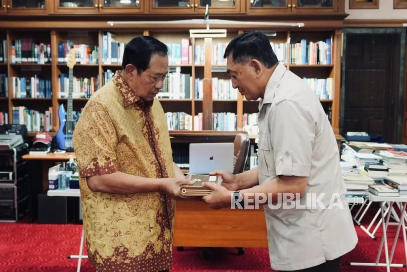 Menteri Pertahanan Jenderal (Purn) Sjafrie Sjamsoeddin mendapat tugas dari Presiden RI Jenderal (Purn) Prabowo Subianto untuk menyerahkan undangan kepada Presiden ke-6 RI Jenderal (Purn) Susilo Bambang Yudhoyono (SBY).