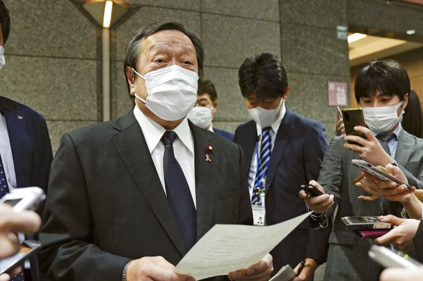 Menteri Pertahanan Jepang Yasukazu Hamada berbicara kepada anggota media di Kementerian Pertahanan di Tokyo, Kamis, 3 November 2022. Kementerian Pertahanan Jepang sedang mempertimbangkan penyebaran rudal hipersonik pada 2030. 
