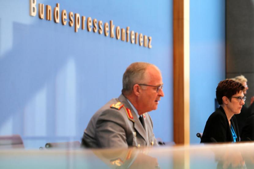 Menteri Pertahanan Jerman Annegret Kramp-Karrenbauer dan Inspektur Jenderal Bundeswehr (angkatan darat) Eberhard Zorn dalam konferensi pers. Ilustrasi.