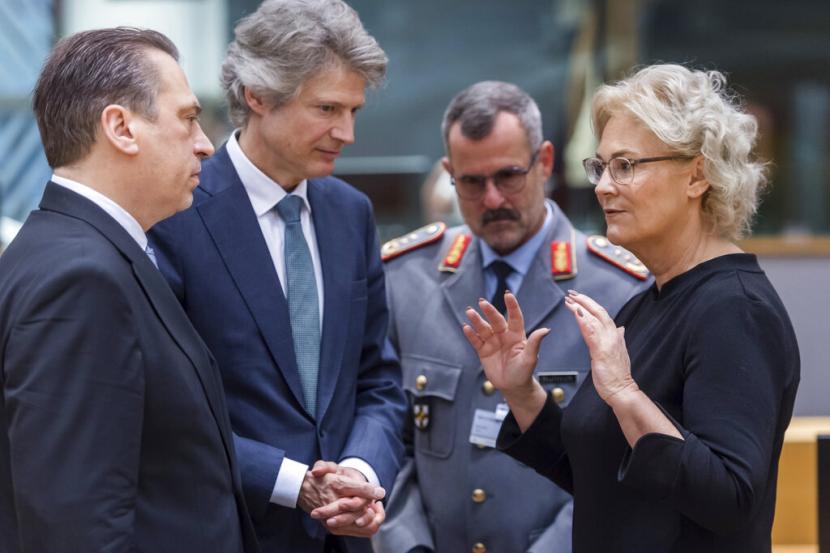 Menteri Pertahanan Jerman Christine Lambrecht (kanan) berbicara dengan anggota kabinetnya saat dia tiba untuk pertemuan para menteri pertahanan UE di gedung Dewan UE di Brussels, Selasa, 15 November 2022. 