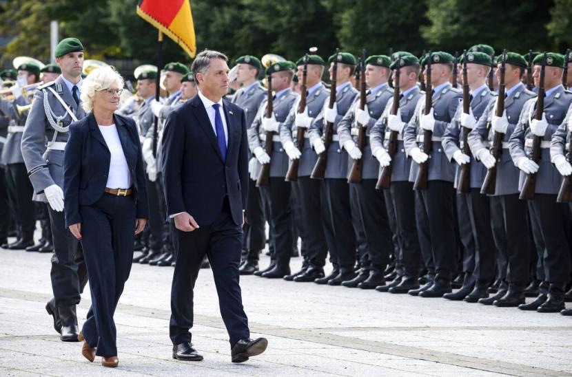 Menteri Pertahanan Jerman Christine Lambrecht, kiri, menyambut Richard Donald Marles, kanan, Menteri Pertahanan dan Wakil Perdana Menteri Australia, dengan penghormatan militer di Kementerian Pertahanan di Berlin, Jerman, Senin, 29 Agustus 2022.