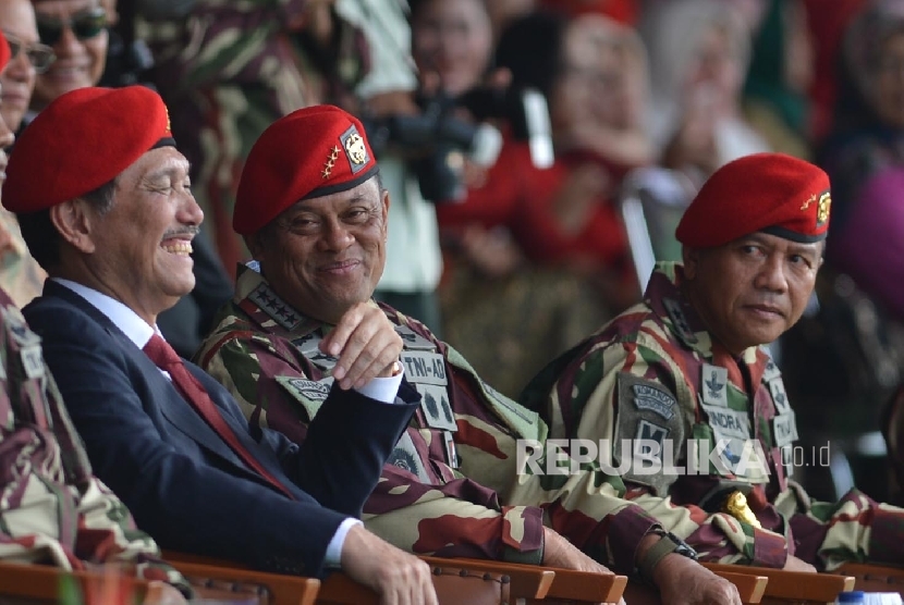 Menteri Pertahanan Luhut Panjaitan (kedua kiri), Panglima TNI Jenderal Gatot Nurmantyo (kedua kanan) berikan hormat saat menghadiri upacara HUT ke-64 Kopassus di Lapangan Makopassus, Cijantung, Jakarta, Sabtu (16/4). (Republika/Tahta Aidilla)