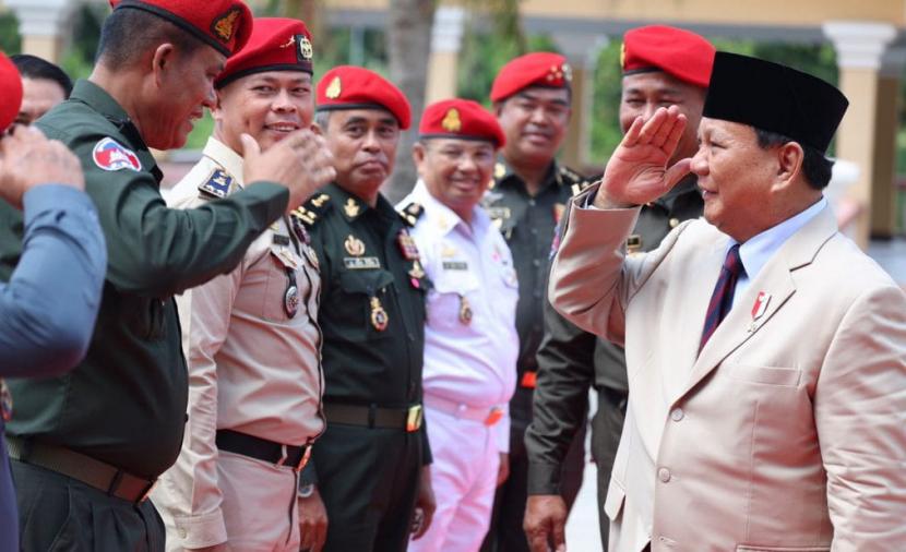 Menteri Pertahanan (Menhan), Letjen (Purn) Prabowo Subianto bersama prajurit Kopassus Kamboja.