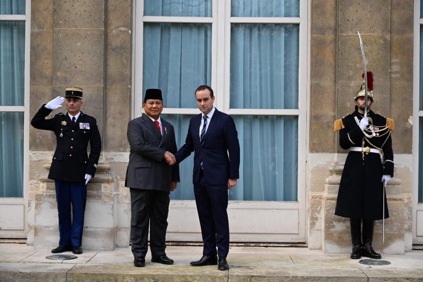 Menteri Pertahanan (Menhan) Prabowo Subianto bersalaman dengan Menhan Prancis Sebastien Lecornu di Htel de Brienne, Paris, Prancis, Kamis (15/12/2022).
