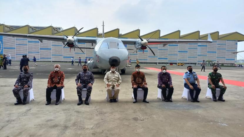 Menteri Pertahanan (Menhan) Prabowo Subianto bersama jajaran, Kepala Staf Angkatan Laut dan jajaran serta lainnya menghadiri penyerahan satu unit pesawat CN 235-220 Maritime Patrol Aircraft dan dua helikopter anti kapal selam (AKS) dari PT Dirgantara Indonesia (DI) di Hanggar Aircraft Services PT DI, Rabu (15/6/2022). 