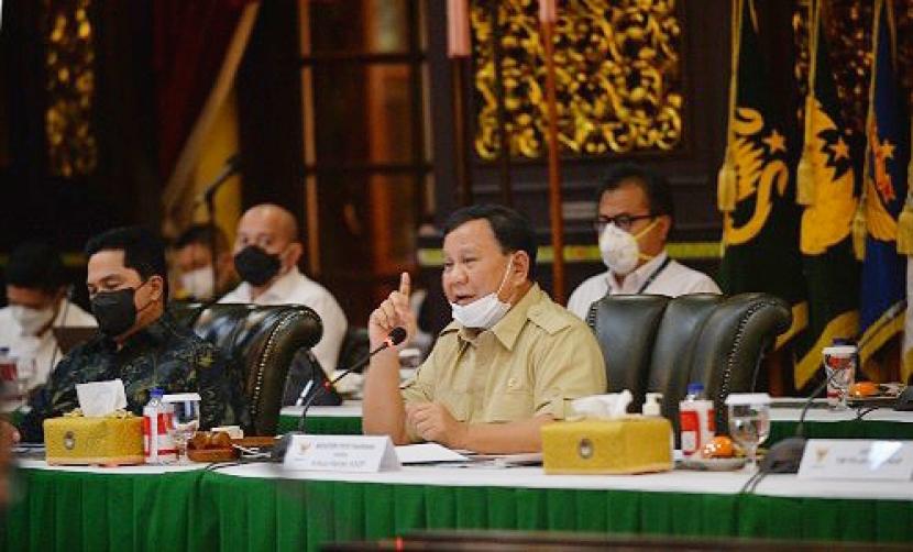 Menteri Pertahanan (Menhan) Prabowo Subianto bersama Menteri BUMN Erick Thohir mengikuti rapat pleno KKIP tahun 2021 di Kementerian Pertahanan (Kemenhan), Jakarta Pusat pada Kamis (20/5).