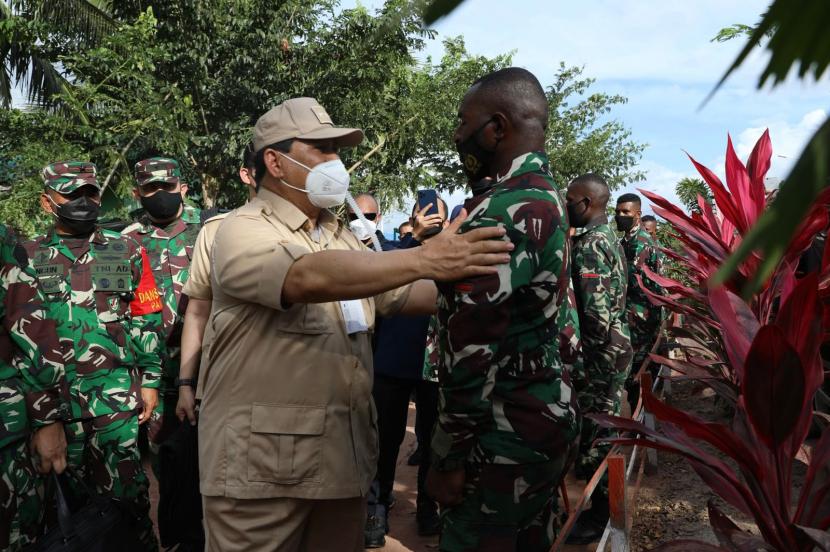 Menteri Pertahanan (Menhan) Prabowo Subianto bersama personel Komponen Cadangan (Komcad).