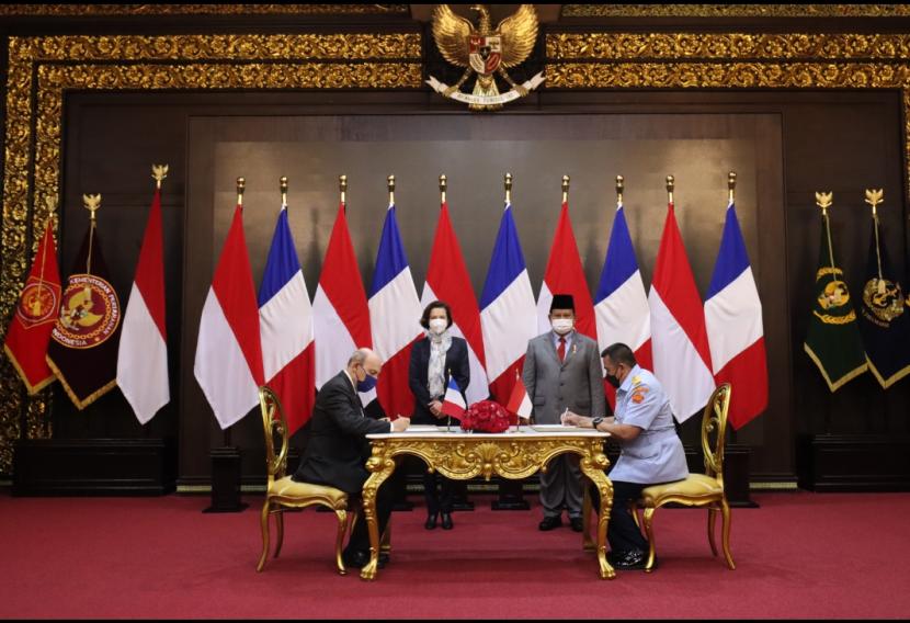 Menteri Pertahanan (Menhan) Prabowo Subianto dan Menteri Angkatan Bersenjata Republik Prancis Florence Parly menyaksikan penandatangan kerja sama pembelian pesawat Dassault Rafale 42 unit di kantor Kemenhan, Jakarta Pusat, Kamis (10/2/2022).