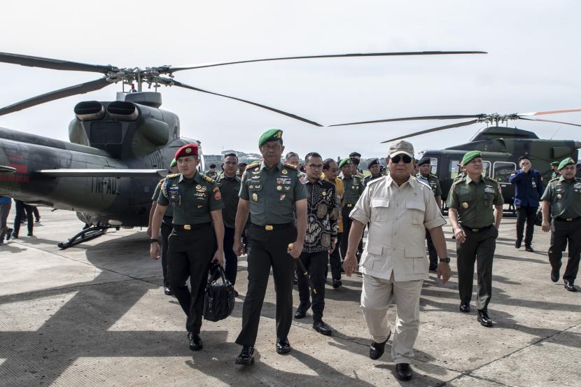 Menteri Pertahanan (Menhan) Prabowo Subianto (ketiga kiri) didampingi Danpuspenerbad Mayor Jenderal Dwi Wahyu Winarto (tengah) berjalan saat menghadiri acara penandatanganan dan penyerahan Helikopter Bell 412 ke Pusat Penerbangan Angkatan Darat di Skadron-21/Serba Guna Puspenerbad, Pangkalan Udara Pondok Cabe, Pamulang, Tangerang Selatan, Banten, Kamis (27/10/2022). Menhan menyerahkan dua unit Helikopter Bell 412 kepada TNI AD (Pupenerbad) dengan nomor register HA-5116 dan HA-5183 hasil pengadaan overhaul Heli Bell 412 sebagai program daftar kegiatan prioritas pinjaman dalam negeri Kemhan RI TA 2021 dari PT Black Diamond Heliaero kepada Menhan. 