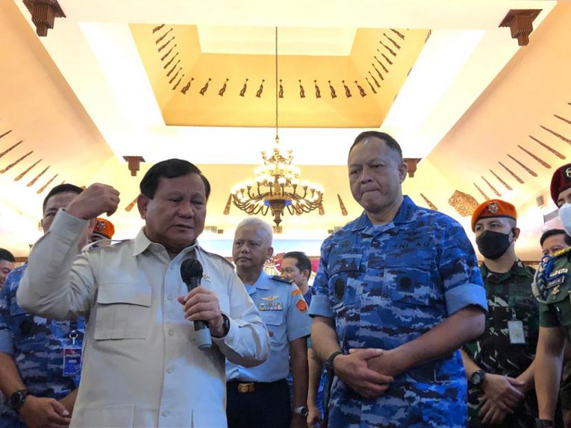 Menteri Pertahanan (Menhan) Prabowo Subianto (kiri) dan Kepala Staf Angkata Udara (KSAU) Marsekal Fadjar Prasetyo memberi keterangan pers disela acara Seminar Nasional TNI AU 2022 bertema 