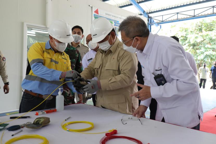 Menteri Pertahanan (Menhan) Prabowo Subianto melakukan kunjungan kerja ke Kawasan Energetic Material Center milik PT Dahana (Persero) di Subang, Jawa Barat, Senin (1/11).