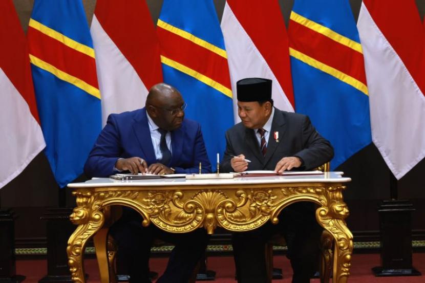 Menteri Pertahanan (Menhan) Prabowo Subianto menerima kunjungan Wakil Perdana Menteri Republik Demokratik Kongo (DRC) sekaligus Menhan DRC Jean-Pierre Bemba Gombo di kantor Kementerian Pertahanan (Kemenhan), Jakarta Pusat, Kamis (11/5/2023).