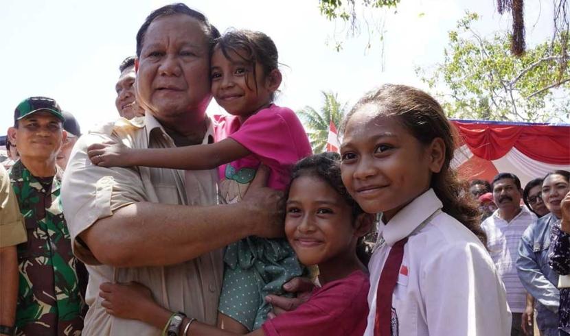 Menteri Pertahanan (Menhan) Prabowo Subianto menggendong anak kecil usai meresmikan lokasi pengeboran air.