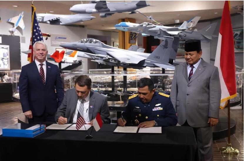 Menteri Pertahanan (Menhan) Prabowo Subianto menyaksikan proses penandatangan yang dilakukan Kepala Baranahan Kemenhan Marsda Yusuf Jauhari bersama perwakilan Boeing.