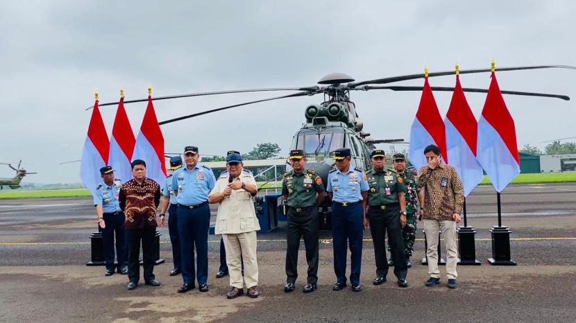 Menteri Pertahanan (Menhan) Prabowo Subianto menyerahkan delapan unit helikopter angkut berat Airbus H225M, kepada TNI Angkatan Udara di Pangkalan Udara (Lanud) Atang Sendjaja, Kabupaten Bogor, Jumat (1/12/2023).