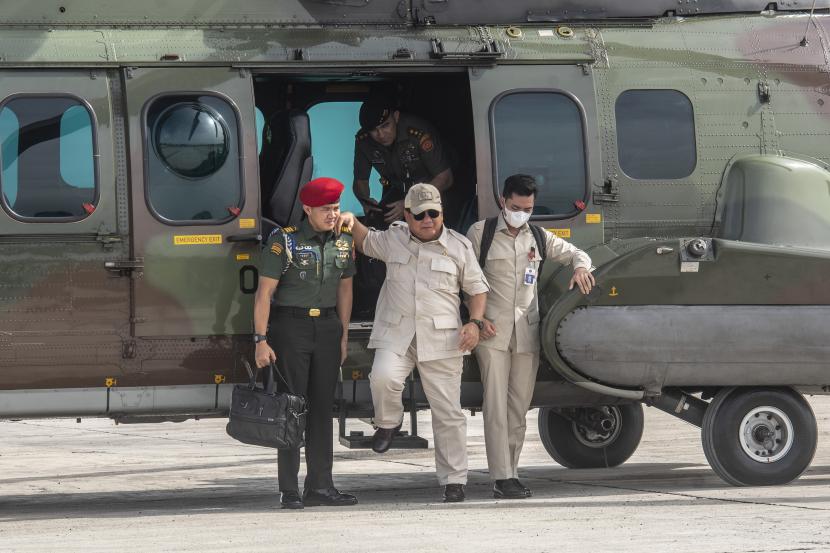Menteri Pertahanan (Menhan) Prabowo Subianto (tengah) turun dari helikopter saat menghadiri acara penandatanganan dan penyerahan Helikopter Bell 412 ke Pusat Penerbangan Angkatan Darat di Skadron-21/Serba Guna Puspenerbad, Pangkalan Udara Pondok Cabe, Pamulang, Tangerang Selatan, Banten, Kamis (27/10/2022). Menhan menyerahkan dua unit Helikopter Bell 412 kepada TNI AD (Pupenerbad) dengan nomor register HA-5116 dan HA-5183 hasil pengadaan overhaul Heli Bell 412 sebagai program daftar kegiatan prioritas pinjaman dalam negeri Kemhan RI TA 2021 dari PT Black Diamond Heliaero kepada Menhan. 