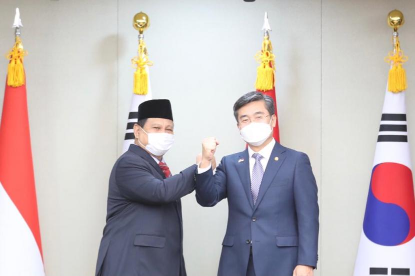 Menteri Pertahanan (Menhan) Republik Indonesia, Prabowo Subianto, melakukan pertemuan dengan Menhan Korea Selatan, YM Suh Wook, di Korea Selatan, Kamis (8/4).