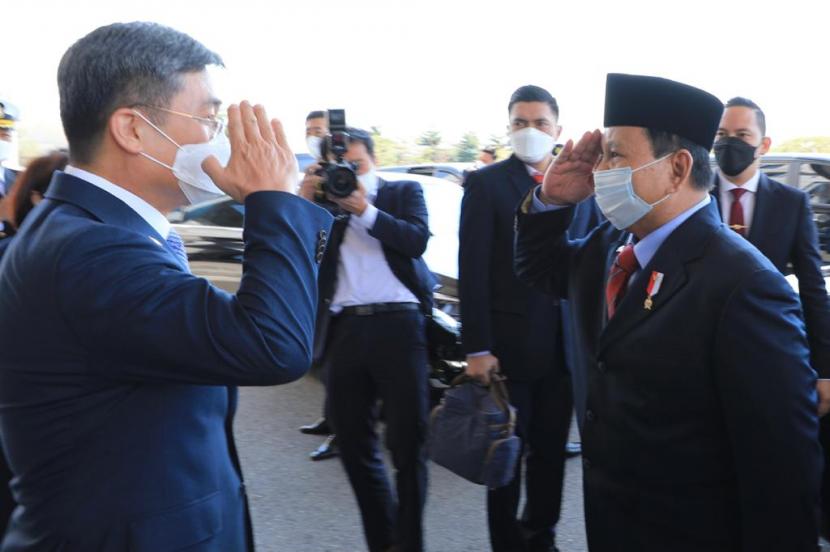 Menteri Pertahanan (Menhan) Republik Indonesia, Prabowo Subianto, melakukan pertemuan dengan Menhan Korea Selatan, YM Suh Wook, di Korea Selatan, Kamis (8/4).