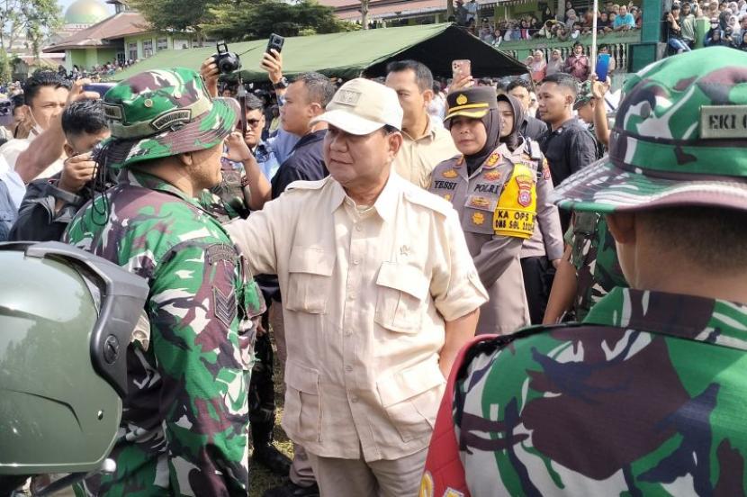 Menteri Pertahanan (Menhan) RI Prabowo Subianto berinteraksi dengan salah seorang prajurit TNI di posko pencarian korban erupsi Gunung Marapi di Kabupaten Agam, Sumbar, Sabtu (9/12/2023).