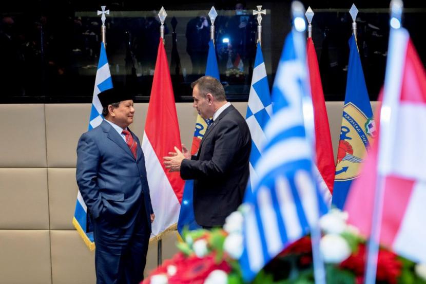 Menteri Pertahanan (Menhan) RI Prabowo Subianto bertemu Menhan Yunani Nikolaos Panagiotopoulos di Kota Athena, Jumat (11/3/2022).  