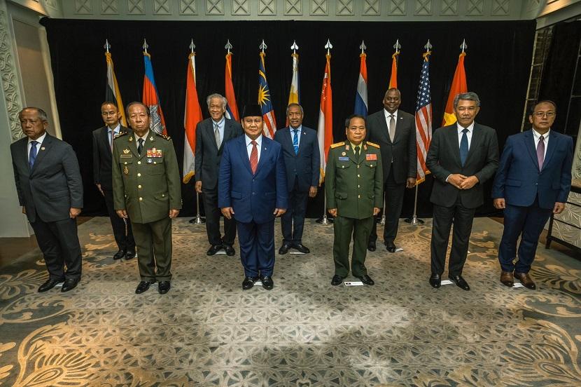 Menteri Pertahanan (Menhan) RI Prabowo Subianto menghadiri pertemuan multilateral antar Menhan Amerika Serikat (AS) Lloyd Austin dan Menhan negara-negara ASEAN di Singapura, Jumat (2/6/2023).