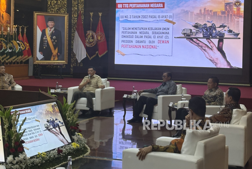 Menteri Pertahanan (Menhan) RI selaku Ketua Harian Dewan Pertahanan Nasional (DPN) Sjafrie Sjamsoeddin menggelar sosialisasi DPN dengan sejumlah tokoh nasional di Aula Bhineka Tunggal Ika Kantor Kemenhan RI, Jakarta Pusat, Jumat (13/6/2025).
