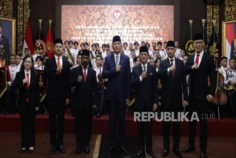 Menteri Pertahanan (Menhan) RI Sjafrie Sjamsoeddin melantik sejumlah staf khusus (stafsus), termasuk Deddy Corbuzier.