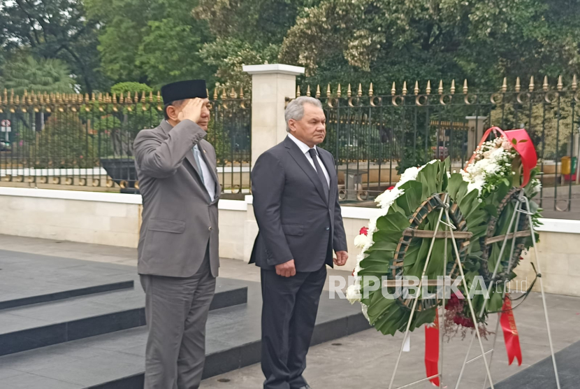 Menteri Pertahanan (Menhan) RI Sjafrie Sjamsoeddin menerima kunjungan kehormatan (courtesy call) Sekretaris Dewan Keamanan Federasi Rusia Sergei Shoigu di kantor Kementerian Pertahanan (Kemenhan), Jakarta Pusat, Selasa (25/2/2025). 