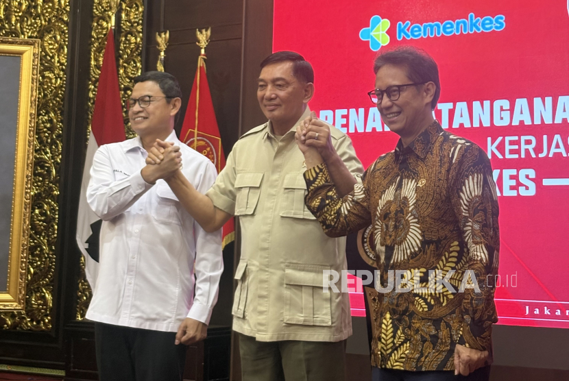 Menteri Pertahanan (Menhan) RI Sjafrie Sjamsoeddin, Menteri Kesehatan (Menkes) Budi Gunadi Sadikin, dan Kepala Badan Pengawas Obat dan Makanan (BPOM) Taruna Ikrar meneken nota kesepahaman (MoU) di kantor Kementerian Pertahanan (Kemenhan), Jakarta Pusat, Selasa (22/7/2025) malam WIB.