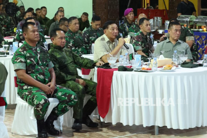 Menteri Pertahanan (Menhan) Sjafrie Sjamsoeddin bersama Panglima TNI Jenderal Agus Subiyanto beraudiensi di Markas Yonif 754/Eme Neme Kangasi (ENK), Timika, Kabupaten Mimika, Provinsi Papua Tengah, Selasa (31/12/2024) malam WIT.