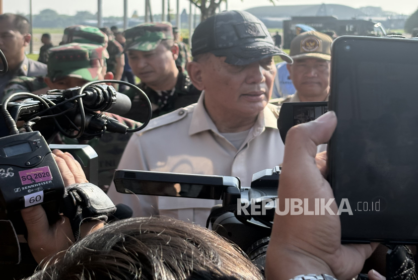 Menteri Pertahanan (Menhan) Sjafrie Sjamsoeddin memimpin upacara pelepasan 500 personel TNI tiga matra dan Polri kontingen Bastile Day di Lanud Halim Perdanakusuma, Jakarta Pusat, Ahad (6/7/2025).