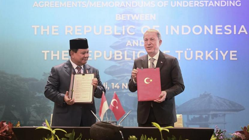 Menteri Pertahanan (Menhan) Turki Jenderal (Purn) Hulusi Akar dan Menhan RI Letjen (Purn) Prabowo Subianto menandatangani naskah 