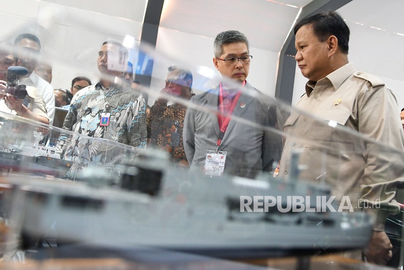 Menteri Pertahanan Prabowo (kanan) mengamati miniatur kapal perang pada pameran Industri Alat Peralatan Pertahanan dan Keamanan di Kantor Kementerian Pertahanan, Jakarta, Selasa (3/12/2019).