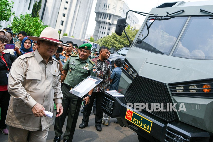 Menteri Pertahanan Prabowo (kiri) mengamati kendaraan taktis (rantis) pada pameran Industri Alat Peralatan Pertahanan dan Keamanan di Kantor Kementerian Pertahanan, Jakarta, Selasa (3/12/2019). 