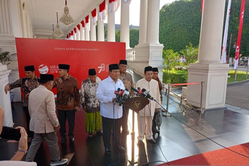 Menteri Pertahanan Prabowo Subianto bersama Habib Luthfi dan jajaran memberikan keterangan pers di Istana Kepresidenan Jakarta, Selasa (8/8/2023), terkait penyelenggaraan Muktamar Sufi Internasional yang akan diselenggarakan di Pekalongan, Jawa Tengah tanggal 29-31 Agustus 2023. 