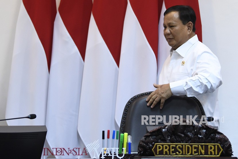 Menteri Pertahanan Prabowo Subianto bersiap mengikuti rapat terbatas tentang program dan kegiatan bidang politik, hukum dan keamanan di Kantor Presiden, Jakarta, Kamis (31/10/2019). 