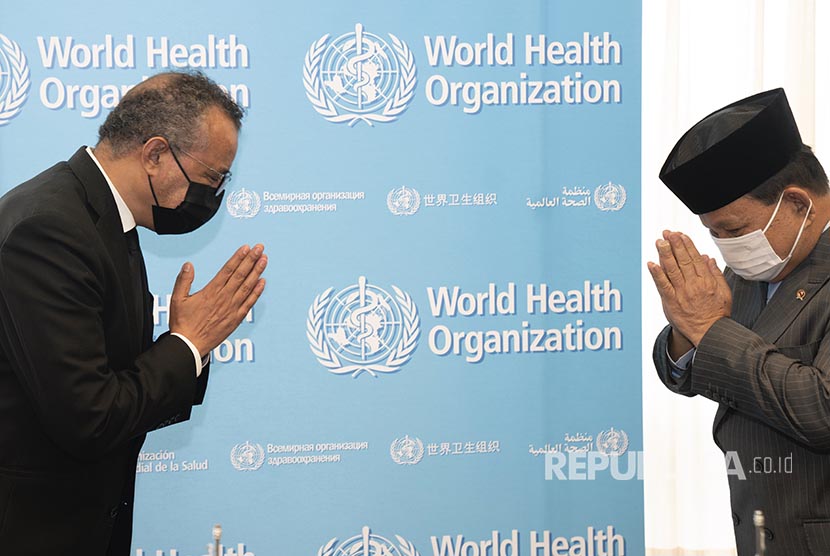 Menteri Pertahanan Prabowo Subianto bertemu dengan Direktur Jenderal WHO Tedros A. Ghebreyesus di Kantor Pusat WHO, Jenewa, Swiss, Rabu (30/6). Pertemuan itu membahas penanganan pandemi Covid-19 dan isu keamanan kesehatan lainnya